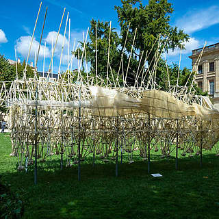 Theo Jansen, le sculpteur de vent expose ses créatures à Bordeaux en  France 