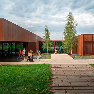 Le musée Soulages a été construit de 2010 à 2014 par les architectes catalans RCR, après le succès au concours international (2008) :