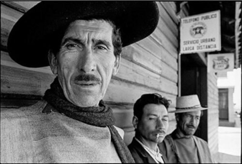 Raymond Depardon – David Burnett Septembre au Chili ©Raymond Depardon (Magnum Photos) 1971 - Paysans chiliens dans la ville natale du poète Pablo Neruda, prix Nobel de littérature en 1971. Parral, Province de Linares, 21 septembre 1971.