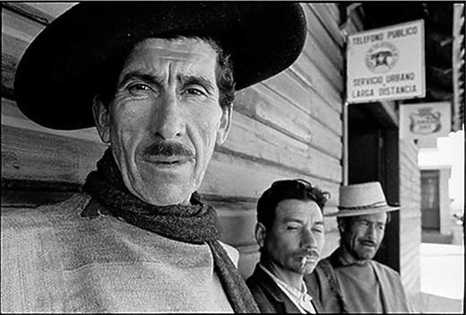 Raymond Depardon – David Burnett Septembre au Chili ©Raymond Depardon (Magnum Photos) 1971 - Paysans chiliens dans la ville natale du poète Pablo Neruda, prix Nobel de littérature en 1971. Parral, Province de Linares, 21 septembre 1971.