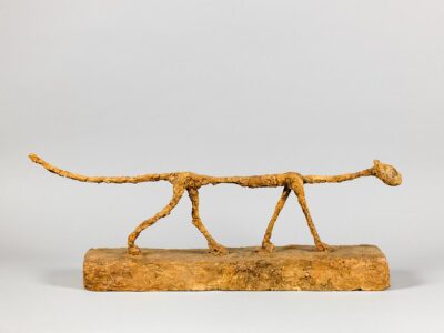 Le temps de Giacometti (1946-1966) - Toulouse Alberto Giacometti Le Chat, 1951 Plâtre pleint 32,8 x 81,3 x 15, 5 cm Fondation Giacometti © Succession Alberto Giacometti /Adagp, Paris 2023