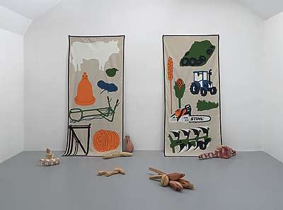Artistes et paysans, Battre la campagne - Artistes et paysans, Battre la campagne - Aurélie Ferruel et Florentine Guédon, Culte, 2017, collection des artistes, tissu, coton, lin, peinture et bois, toiles, 240 x 115 cm © A. Ferruel et F. Guédon ; © photo Nicolas Pfeiffer