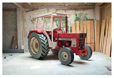 Pascal Rivet, IH, 2001, collection Frac Occitanie-Montpellier, tracteur en bois réalisé à l’échelle 1, 252 x 350 x 218 cm © Pascal Rivet © photo courtesy de l’artiste