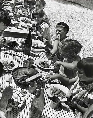 TOUS À LA CANTINE © Willy Ronis, Médiathèque du patrimoine et de la photographie