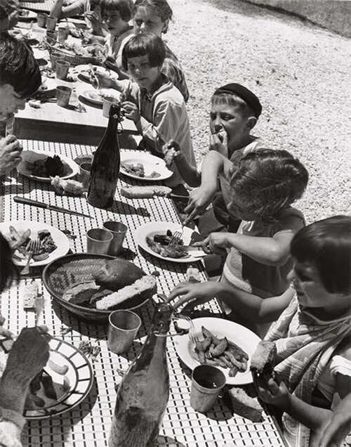 TOUS À LA CANTINE © Willy Ronis, Médiathèque du patrimoine et de la photographie